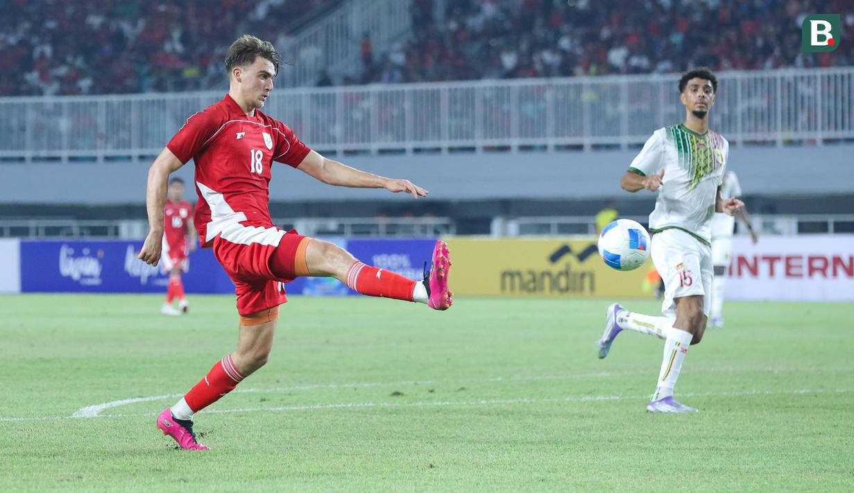<p>Mauro Zijlstra mencoba menggapai bola saat pertandingan Timnas Indonesia U-22 melawan Mali U-22&nbsp;yang dilangsungkan di Stadion Pakansari, Bogor, Jawa Barat, Sabtu (15/11/2025). (Bola.com/M Iqbal Ichsan)</p>
<p>&nbsp;</p>