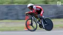 Atlet ParaCycling, M Fadli Immamuddin saat laga di nomor Individual Time Trial C4 Asian Para Games 2018 di Sirkuit Sentul Bogor, Senin (8/10). M Fadli mencatat waktu 28 menit 21,835 detik dan memastikan meraih perak. (Liputan6.com/Helmi Fithriansyah)