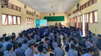 Kampanye Gerakan Nasional Literasi Digital di Indonesia digagas Kementerian Komunikasi dan Informatika (Kemenkominfo) bersama Gerakan Nasional Literasi Digital (GNLD) Siberkreasi, dengan menggelar program literasi digital nasional sektor pendidikan wilayah Sulawesi di SMP di Kabupaten Barru. (Foto: Istimewa)