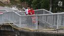 Pengendara motor menaiki Jembatan Penyeberangan Orang (JPO) di kawasan Cikunir, Bekasi Barat, Senin (12/3). Pengendara nekat melintasi JPO untuk mempersingkat jarak tempuh dan menghindari kemacetan. (Liputan6.com/Arya Manggala)