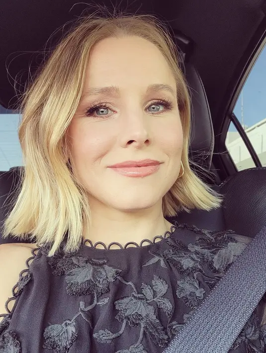 Potongan rambut bob memang tampak sederhana, tapi bisa menghadirkan tampilan yang luar biasa. Seperti terlihat pada Kristen Bell, gaya rambut ini paling cocok untuk rambut tipis, dan kamu bisa menambahkan poni untuk memberi sedikit dimensi. Foto: Instagram @kristenanniebell.