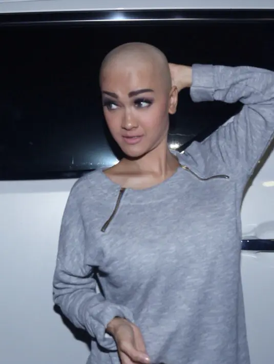 Meski sudah membotaki rambutnya sekitar dua minggu lalu, namun Julia Perez baru merilis bentuk baru kepalanya tersebut. Apalagi ketika dalam acara-acara ia dituntut untuk tetap terlihat memiliki rambut. (Andy Masela/Bintang.com)