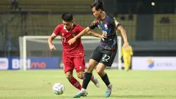 Pemain Timnas Indonesia U-17, Ji Da Bin (kiri), mengontrol bola dibayangi pemain&nbsp;Timnas Korea Selatan U-17, Cha Jehoon, dalam pertandingan uji coba yang berlangsung di Stadion Patriot Candrabhaga, Bekasi, Rabu (30/8/2023). (Bola.com/Abdul Aziz)