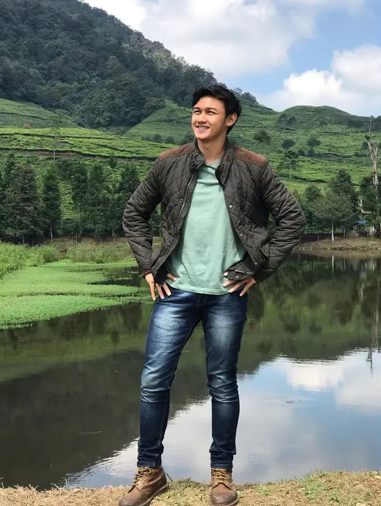 Gaya OOTD Caesar Hito memang sering jadi sorotan netizen. Penampilannya di alam terbuka dengan kaus berwarna hijau yang dipadukan dengan jaket senada ini juga terlihat menawan. (Liputan6.com/IG/@hitocaesar)