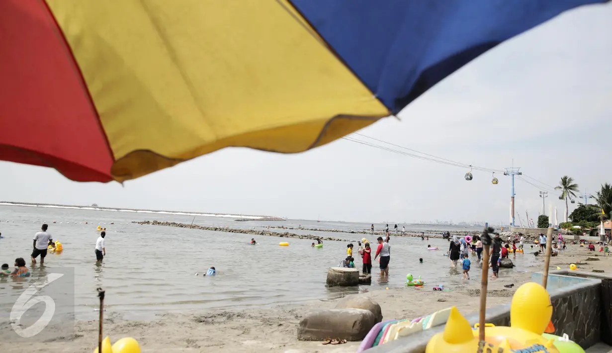 Sejumlah warga menghabiskan waktu saat libur Hari Paskah dikawasan pantai Ancol, Jakarta, Jumat (14/4). Warga Jakarta dan sekitarnya memanfaatkan liburan panjang untuk rekreasi bersama keluarga di Ancol. (Liputan6.com/Faizal Fanani)