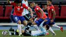 Lionel Messi dijatuhkan oleh Jorge Valdivia dan Arturo Vidal. (REUTERS/Jorge Adorno)