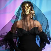 Cardi B Tampil Dramatis Menutupi Wajahnya dengan Topeng Emas di AMAs 2021/dok. Instagram (@iamcardib)