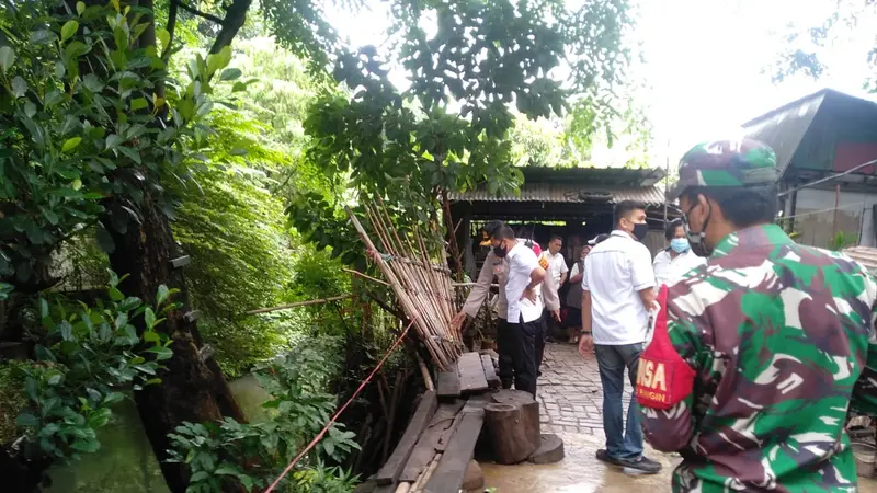 Polisi melakukan olah TKP di lokasi penemuan jasad korban mutilasi di Kayuringin, Bekasi Selatan, Kota Bekasi