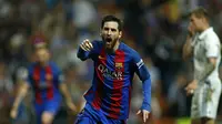 Lionel Messi menjadi pahlawan kemenangan 3-2 Barcelona atas Real Madrid di Santiago Bernabeu. (OSCAR DEL POZO / AFP)
