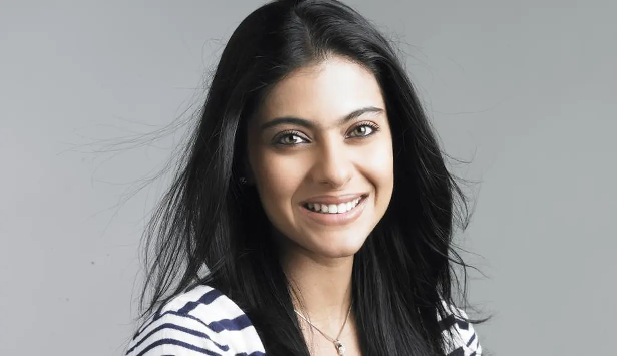 Bagi para pecinta film Bollywood, pasti sudah tak asing lagi dengan Kajol. Namanya mendunia setelah bermain Kuch Kuch Hota Hai pada tahun 1998. Meski sudah berusia 43 tahun, akan tetapi ia masih terlihat cantik. (Foto: hindustantimes.com)