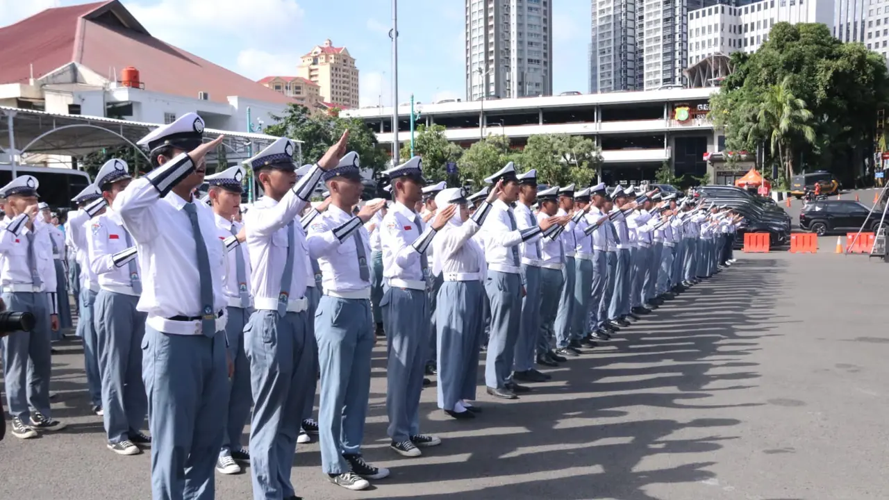 Kapolda Metro Jaya Irjen Pol Asep Edi Suheri meluncurkan Polisi Siswa Keamanan Sekolah, Senin (17/11/2025).