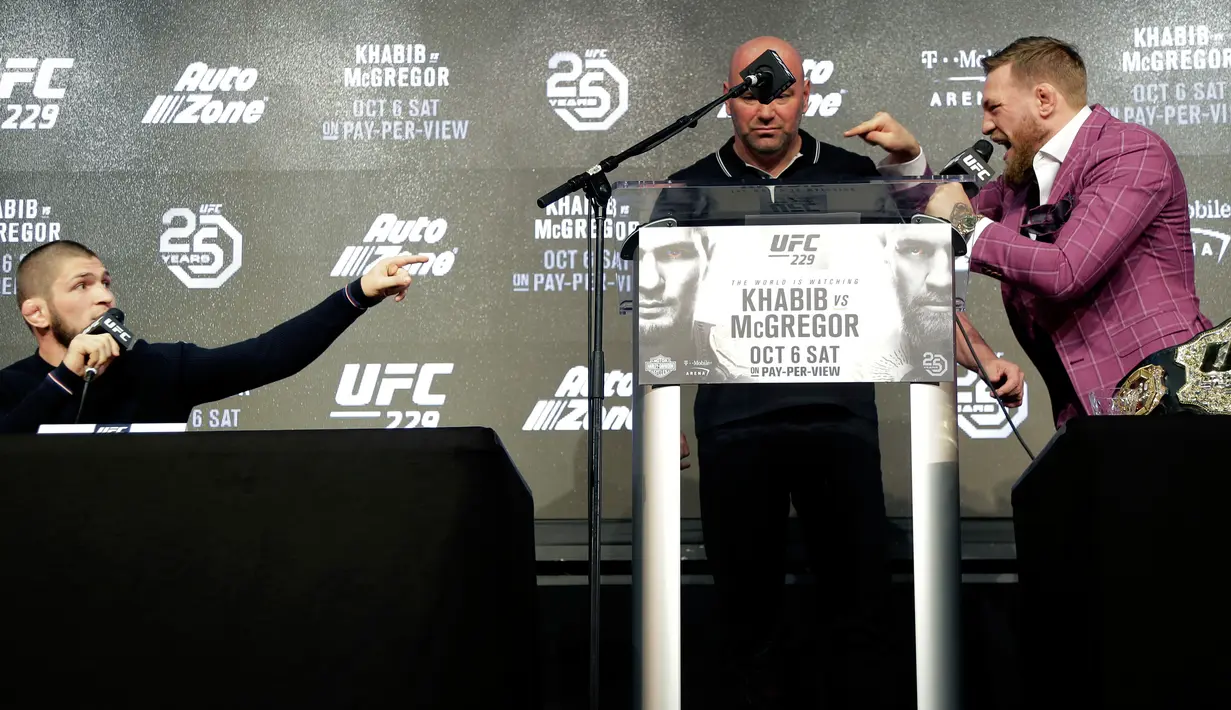 Petarung MMA Conor McGregor dan Khabib Nurmagomedov saling beradu mulut saat konferensi pers jelang pertarungannya di New York, AS (20/9). Pertarungan ini sebagai salah satu duel terbesar dalam sejarah seni bela diri campuran. (AP Photo/Seth Wenig)