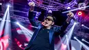 Aksi panggung Vokalis Five Minutes, Richie Setiawan saat tampil di Konser Luar Biasa  Indonesian Soccer Awards 2019 di Studio 6 Indosiar, Jakarta, Jumat (10/1/2020). (Liputan6.com/Faizal Fanani)