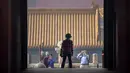Pengunjung mengenakan masker saat berjalan di Kota Terlarang, Beijing, China, Jumat (1/5/2020). Kota Terlarang kembali dibuka setelah ditutup lebih dari tiga bulan karena pandemi virus corona COVID-19. (AP Photo/Mark Schiefelbein)