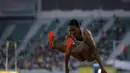 Meski harus puas di posisi ketiga pada nomor lompat jauh, Maria Natalia Londa sebelumnya telah mencatatkan prestasi gemilang. Tampak dalam foto, atlet Indonesia, Maria Natalia Londa, saat melakukan lompatan di final lompat jauh putri SEA Games 2025 di Suphachalasai National Stadium, Pathum Wan, Bangkok, Thailand, Selasa (16/12/2025). (Bola.com/Bagaskara Lazuardi)