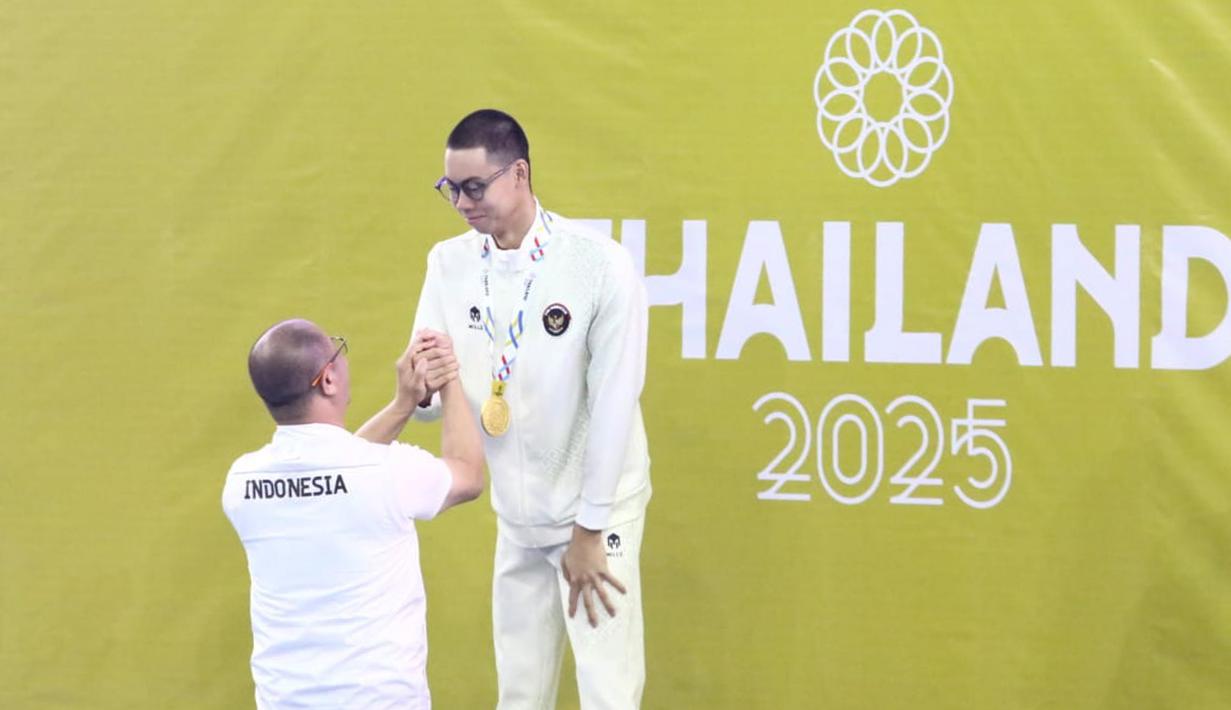 Jason meraih medali emas di nomor 100 meter gaya punggung putra dengan catatan waktu 55,08. (Dok. PB Akuatik Indonesia)