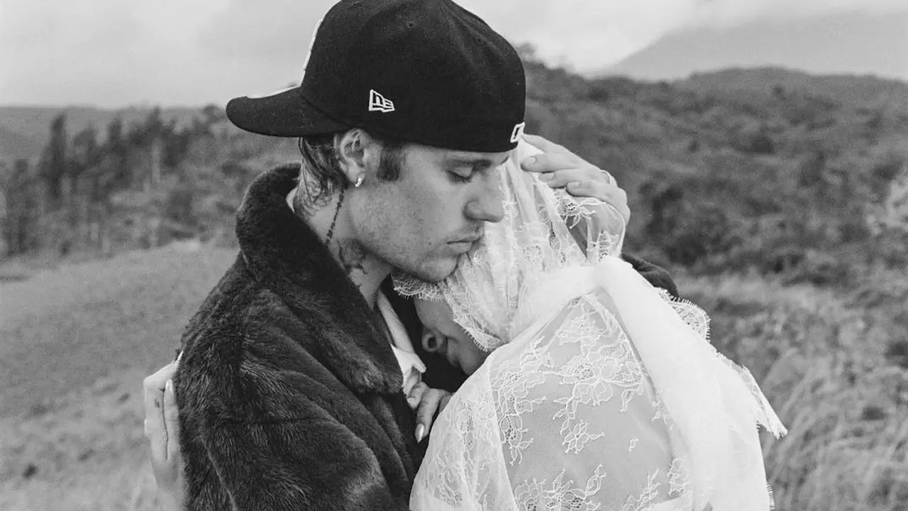 6 Gaya Hailey Bieber Pakai Gaun Renda ala Pengantin saat Umumkan Kehamilan dengan Justin Bieber