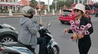 Keisya Ramandita menggelar aksi tunggal di depan Gedung Negara Grahadi Surabaya. (Dian Kurniawan/Liputan6.com)