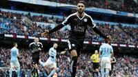 Pemain Leicester City, Riyad Mahrez, merayakan gol yang dicetaknya ke gawang Manchester City dalam lanjutan Liga Inggris di Stadion Etihad, Manchester, Sabtu (6/2/2016) malam WIB. (AFP/Adrian Dennis)