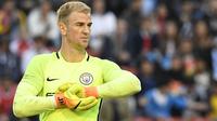 3. Joe Hart, Everton siap menampung kiper Manchester City yang kehilangan tempatnya sejak kedatangan Pep Guardiola. Menurut Squawka, kemungkinan opsi peminjaman jangka panjang yang akan dilakukan oleh The Toffess. (AFP/Jonathan Nackstrand)
