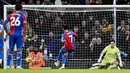 Pemain Crystal Palace, Michael Olise, sukses mencetak gol penalti ke gawang Manchester City dalam duel pekan ke-17 Liga Inggris 2023/2024 di Stadion Etihad, Sabtu (16/12/2023). Gol penalti buyarkan kemenangan City di depan mata. (AFP/Paul Ellis)