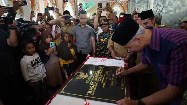 Gubernur Jawa Tengah Ganjar Pranowo, meresmikan Masjid Darussalam yang berada di Desa Kepunduhan, Kecamatan Kramat, Kabupaten Tegal pada Selasa (4/7/2023) siang.