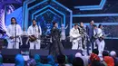 Bersama Soneta Band, Rhoma Irama tampil membawakan lagu Generasi Muda. Lagu itu juga dibawakan bersama para finalis, Fildan, Reza dan Aulia. (Adrian Putra/Bintang.com)