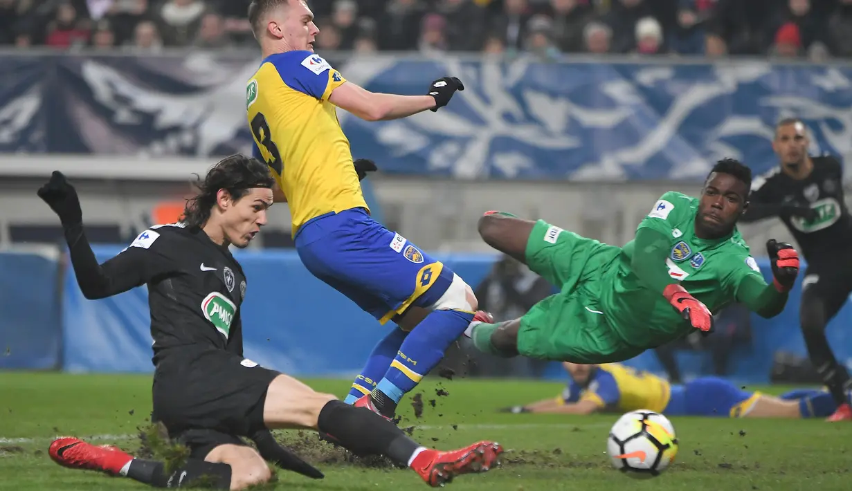 Bintang Paris Saint-Germain, Edinson Cavani (kiri) saat membobol gawang Sochaux pada laga Piala Prancis di  Auguste Bonal stadium, Sochaux, (6/2/2018). PSG menang 4-1. (AFP/Patrick Hertzog)