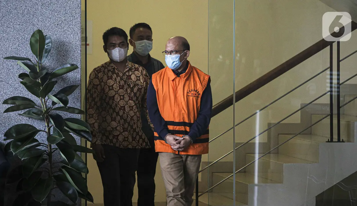 Kepala KPP Pratama Bantaeng Wawan Ridwan (kanan) usai menjalani pemeriksaan di Gedung KPK, Kamis (11/11/2021). Wawan menjadi tersangka terkait pengembangan perkara dugaan korupsi perpajakan dengan terdakwa mantan pejabat Dirjen Pajak Kemenkeu Angin Prayitno Aji. (Liputan6.com/Faizal Fanani)