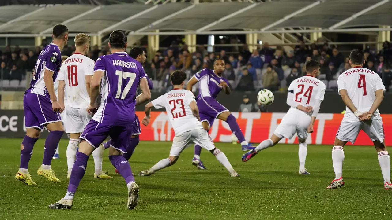 Pemain Fiorentina Cher Ndour mencetak gol pembuka timnya pada laga UEFA Conference League antara Fiorentina vs Rakow Czestochowa
