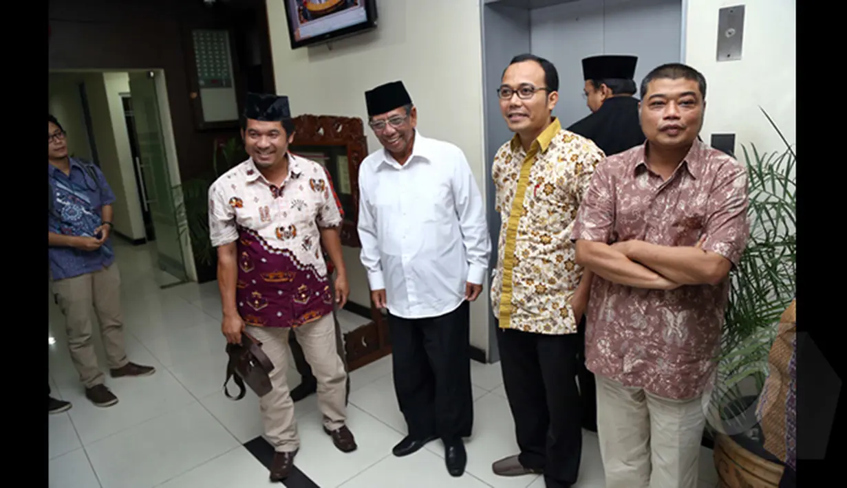 K.H. Hasyim Muzadi berfoto bersama para aktivis, Jakarta, (30/1/2015).Para aktivis meminta kepada Wantimpres untuk memberikan rekomendasi kepada Presiden Joko Widodo agar tidak melantik calon Kapolri Komjen Pol. Budi Gunawan. (Liputan6.com/Faizal Fanani)