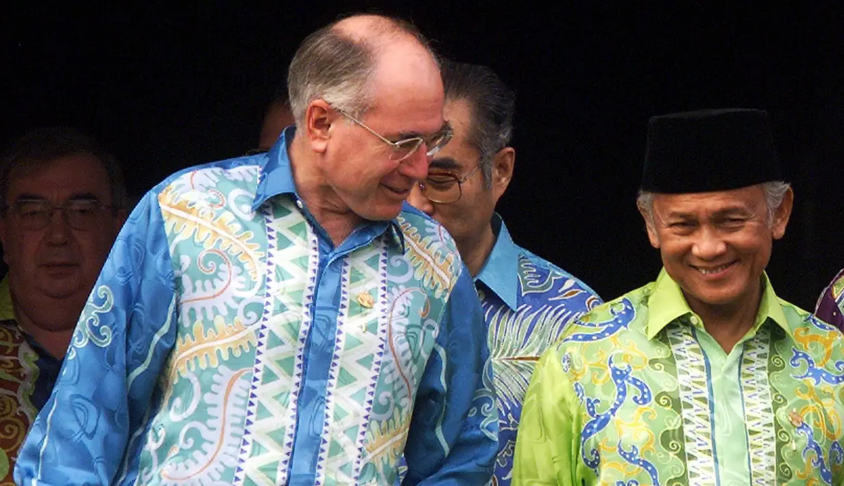 Presiden BJ Habibie (kanan) berbincang dengan Perdana Menteri Australia John Howard pada pertemuan puncak para pemimpin APEC ke-6 di Cyberjaya, Malaysia, 18 November 1998. (Emmanuel Dunand/AFP)
