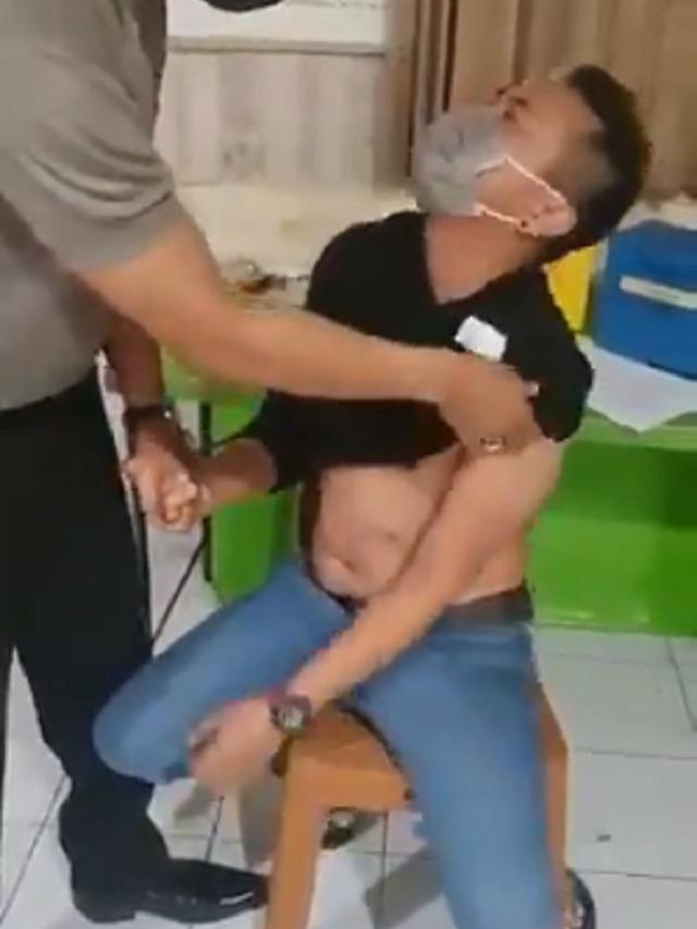 Takut Jarum, Aksi Pria Baca Doa Qunut dan Ayat Kursi Saat Disuntik Viral