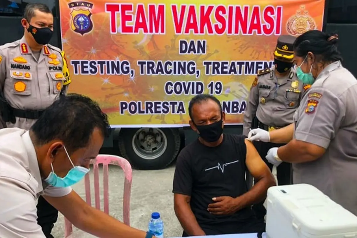Pemberian Vaksin Covid-19 kepada warga di Pekanbaru.