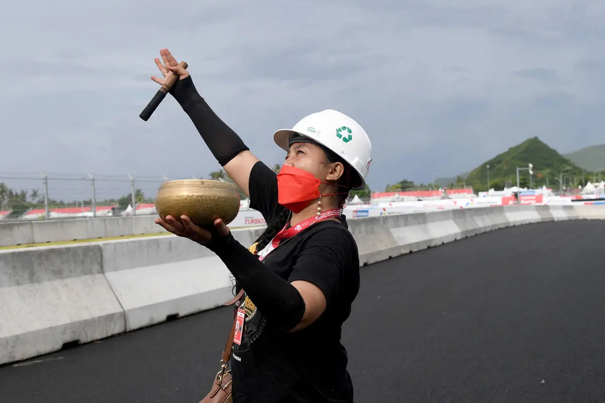 Foto: Cuma ada di Indonesia, Ini Dia Aksi Pawang Hujan saat MotoGP Mandalika 2022