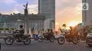 Personel Brimob mengendarai sepeda motor di kawasan Bundaran Hotel Indonesia (HI), Jakarta, Rabu (12/5/2021). Pengamanan ketat tersebut dilakukan untuk menjaga perayan Idul Fitri 1442 di jantung Ibu Kota. (Liputan6.com/Angga Yuniar)