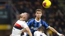 Pemain Inter Milan, Sebastiano Esposito, duel udara dengan pemain Genoa, Davide Biraschi, pada laga Serie A 2019 di Stadion San Siro, Sabtu (21/12). Inter Milan menang 4-0 atas Genoa. (AP/Luca Bruno)