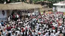 Suasana saat syukuran relawan Jokowi-Ma'ruf Amin di Jakarta, Minggu (21/4). Acara syukuran tersebut diisi oleh doa bersama, mengheningkan cipta, dan potong tumpeng. (merdeka.com/Iqbal Nugroho)