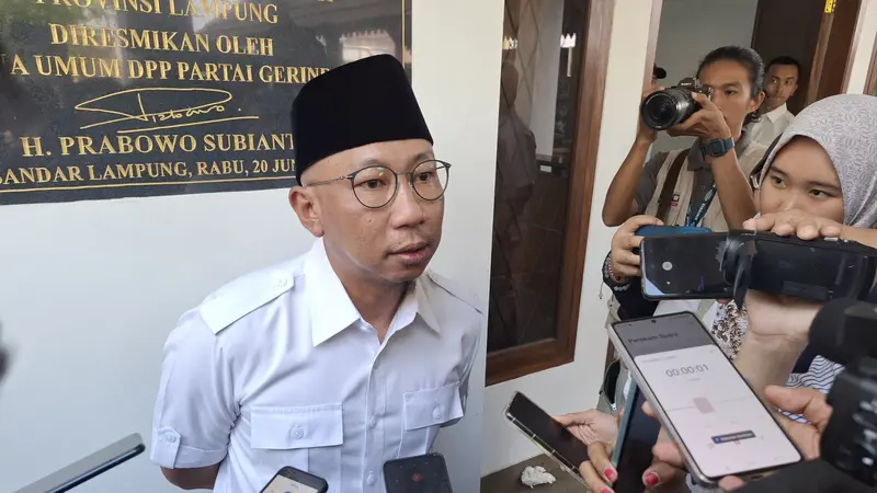 Ketua DPD Gerindra Lampung, Rahmat Mirzani Djausal diwawancarai usai menyerahkan SK B1 KWK kepada 15 pasangan calon kepala daerah. Foto : (Liputan6.com/Ardi).