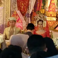 Mengusung adat Padang, kecantikan Nina Zatulini jelas terpancar, Chandra Tauphan yang kini resmi menjadi suaminya pun tampak gagah duduk di sampingnya. Keduanya tampak menghayati proses akad nikah tersebut. (Andy Masela/Bintang.com)