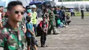 Warga menyaksikan atraksi udara saat gladi bersih memperingati hari ulang tahun (HUT) ke-77 di Lanud Halim Perdanakusuma, Jakarta, Kamis (6/4/2023). (Liputan6.com/Faizal Fanani)