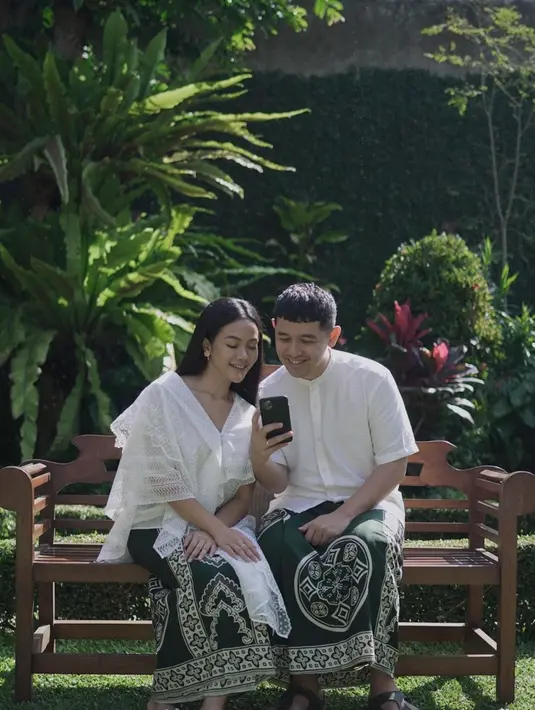 Yura Yunita dan Donne Maula resmi menikah pada 11 Desember 2020 lalu. Rupanya, hubungan yang terjalin antara keduanya berasal dari teman curhat hingga menjadi dekat. (Liputan6.com/IG/@yurayunita)