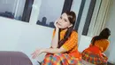 Meski beranjak dari usia kepala empat, paras Rossa selalu terlihat awet muda. Tak sedikit yang menyebutnya bak ABG. Terlebih saat wanita asal Sumedang ini mengenakan outfit berwarna meriah. (Liputan6.com/IG/@itsrossa910).