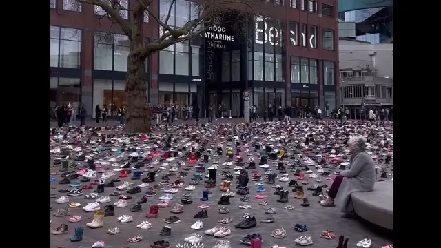 Peringati Anak-Anak Gaza Palestina yang Dibunuh Israel, Ribuan Pasang Sepatu Diletakkan di Lapangan Vredeburg Belanda