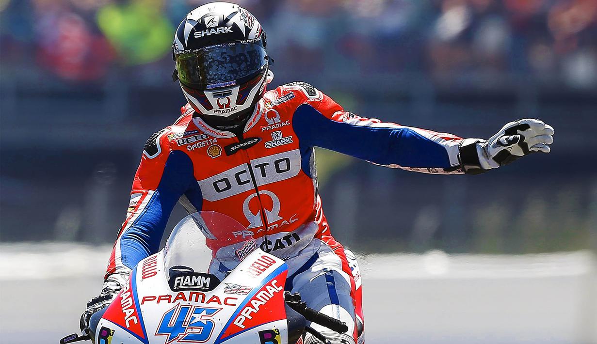 Pebalap Ducati, Andrea Dovizioso, merayakan keberhasilannya finis tercepat di MotoGP Catalunya, Barcelona, Minggu (11/6/2017). Dovizioso menorehkan catatan waktu 44 menit 41,518 detik. (EPA/Alejandro Garcia)