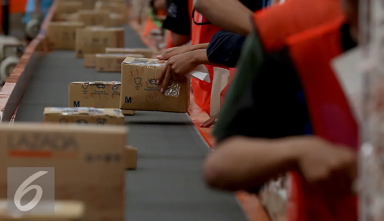 Proses pengepakan di gudang milik Lazada Online Shop, Jakarta, Jumat (9/12). Indonesia menempati urutan pertama, negara dengan pertumbuhan pasar internet terbesar di dunia. (Liputan6.com/Johan Tallo)