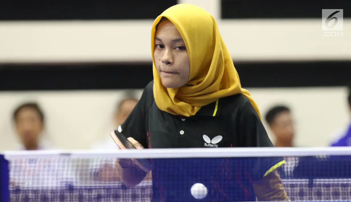 Petenis meja difabel Indonesia, Leli Marlina memukul bola ke arah Bee Tin Toh (Singapura) pada Indonesia Para Games Invitational Tournament 2018 di GBK Arena, Jakarta, Minggu (1/7). Leli Marlina unggul tiga set langsung. (Liputan6.com/Helmi Fithriansyah)