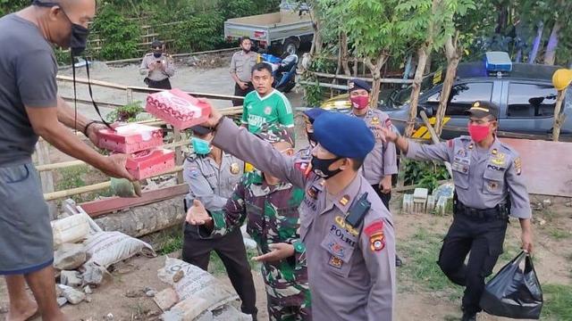 Mobil Dalmas Disulap Jadi Dapur  Umum Warga Terdampak Covid 