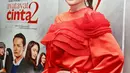 Pemain film Ayat-Ayat Cinta 2, Tatjana Saphira  berpose dengan gaun merah usai konferensi pers di Jakarta, Kamis (7/12). Tatjana Saphira berperan sebagai Hulya di film tersebut. (Liputan6.com/Herman Zakharia)