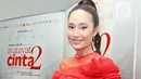 Pemain film Ayat-Ayat Cinta 2, Tatjana Saphira  berpose dengan gaun merah usai konferensi pers di Jakarta, Kamis (7/12). Tatjana Saphira berperan sebagai Hulya di film tersebut. (Liputan6.com/Herman Zakharia)